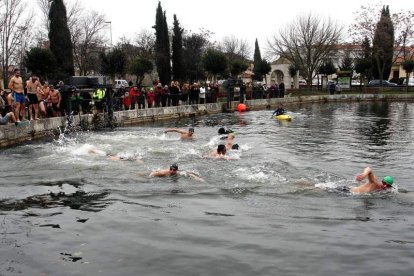 Los más valientes saltaron al agua pese a las bajas temperaturas.