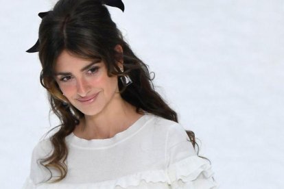 Penélope Cruz desfila para Chanel como homenaje a Karl Lagerfeld.