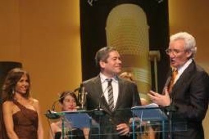 Boris Izaguirre, junto a Del Olmo, observados por Paloma Lago