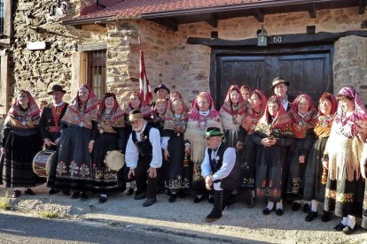 Foto de familia del grupo Abesedo, que actuará esta noche en la colegiata de San Isidoro.