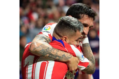 Ángel Correa descerraja al Betis y consolida el tercer puesto liguero del Atlético. ZIPI ARAGON