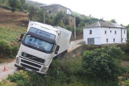 El camión lituano seguía ayer en la misma situación que el martes por la noche.