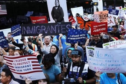 Cientos de manifestantes en una marcha a favor del programa DACA en Nueva York.