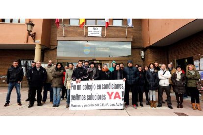 Padres y madres de alumnos de Los Adiles llevaron  ayer su protesta al Pleno