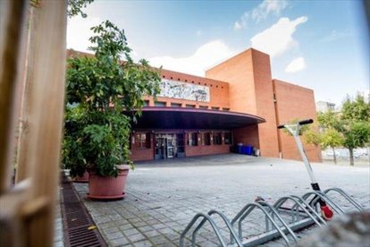 Fachada del colegio público Joan Abelló de Mollet del Vallès, donde el maestro trabajó varios años.