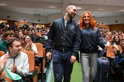 Pablo Álvarez y Sara García, el día que pasaron por la Universidad de León en la que ambos se formaron. EFE