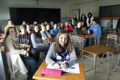 Elena Aller con sus compañeros de clase, su profesora de Inglés, su tutora y la directora de la Filial.