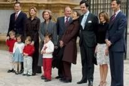 La Famila Real -en la foto en la misa de Pascua en el 2004- se mostró ayer contenta con la noticia