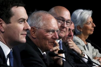 De izquierda a derecha los ministros George Osborne (Reino Unido), Wolfgang Schaeuble (Alemania), Michel Sapin (Francia), Luis de Guindos (España) y la directora del FMI, Christine Lagarde, el jueves en Washington.