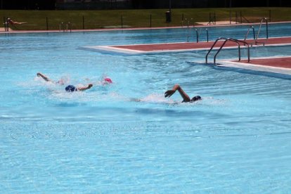 Unos bañistas en las instalaciones de una de las piscinas municipales.