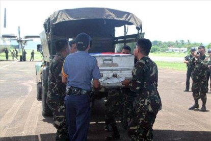 Militares filipinos transportan el féretro del ministro del Interior de Filipinas, Jesse Robredo.