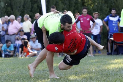 Alberto González y Francisco Javier de Abajo, durante su combate en la prueba celebrada ayer en Valdefresno. MARCIANO PÉREZ