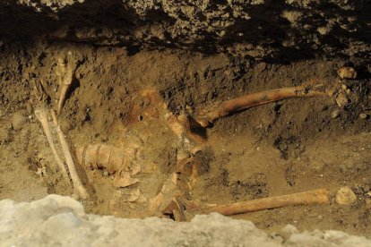 Detalle de la excavación en la iglesia de Santa Úrsula, donde han hallado un esqueleto que los arqueólogos creen que es el de Mona Lisa.