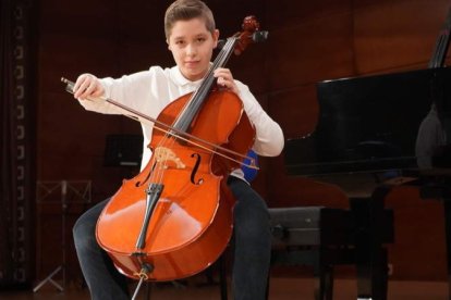 Daniel Alberto San Martín García estudia violonchelo en el Conservatorio de Música de Astorga. J. NOTARIO