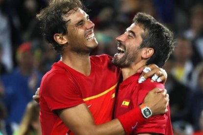 Rafael Nadal y Marc López se abrazan tras conquistar el oro olímpico en dobles.