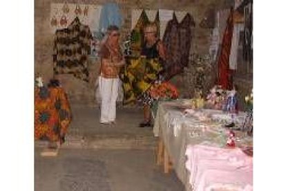 Dos mujeres observan la exposición de manualidades