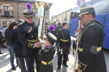 La banda del Dulce Nombre en la iglesia de la Asunción, antes de iniciar el pasacalles.