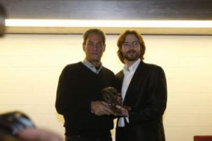 Paul Auster, ayer, recibiendo el premio Leteo de manos de Rafael Saravia, en el Musac.