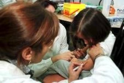 Los pediatras quieren incluir la vacuna contra la varicela en el calendario obligatorio infantil