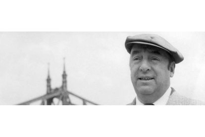 Neruda en 1956 en Budapest, con el puente de la libertad sobre el Danubio al fondo.