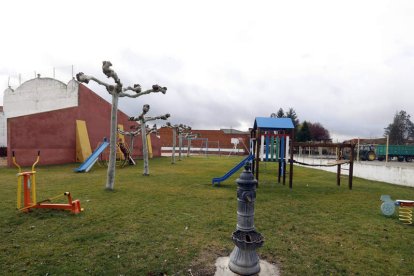 Varias vistas de la localidad de Urdiales del Páramo, cabecera del municipio que cuenta con una bonita iglesia, escuela abierta y varios espacios verdes que contrastan con el páramo en el que se enclava este rincón de la provincia.