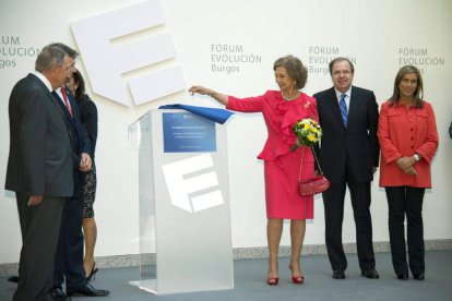 Doña Sofía, descubriendo la placa conmemorativa, junto con Herrera y Ana Mato.