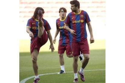 Puyol, Bojan y Piqué, durante el entrenamiento para preparar la final de la Liga de Campeones.