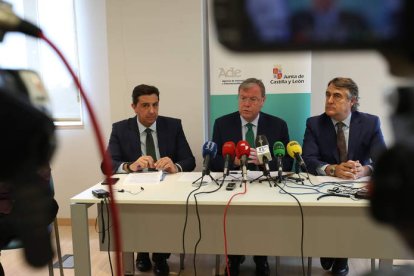 Juan Carlos Morán, Antonio Silván y José María Ribot, durante la presentación del proyecto ayer en el Parque Tecnológico. RAMIRO