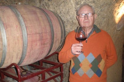 Pedro Casis, en la bodega en la que desarrolla su sabiduría enológica.