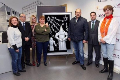 La concejala Aurora Baza, Félix Llorente (Asociación Leonesa de la Caridad), la fotógrafa Carqmen Coque, la artista Montserrat García, Ricardo Rodríguez (Ciento Volando), Manuel Ángel Fernández (cofradías) y la concejala Margarita Torres