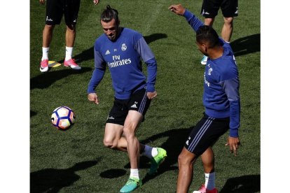 Gareth Bale y Casemiro, durante el entrenamiento de este sábado en la ciudad deportiva de Valdebebas.