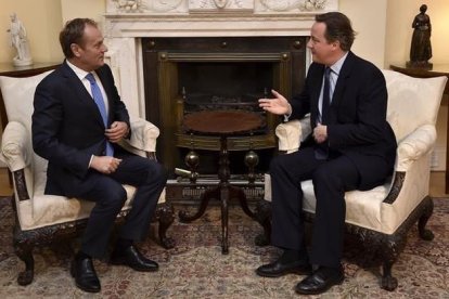 Cameron (derecha) con Tusk en el número 10 de Downing Street, el domingo, en Londres.