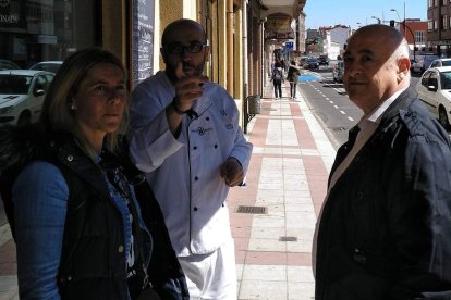 Noelia Álvarez y Chamorro, con un comerciante en Párroco. DL