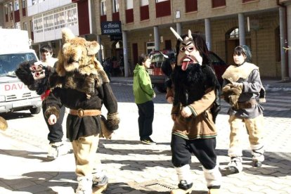 El desfile de la mojiganga por las calles de Riaño.