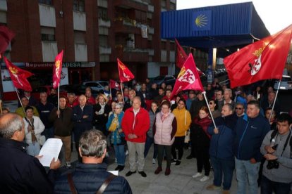 Protesta convocada por UPL por el soterramiento del ferrocarril en San Andrés este jueves. FERNANDO OTERO PERANDONES