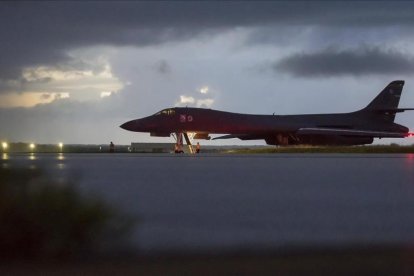 Un bombardero de EEUU se prepara para despegar de la base de Andersen, en la isla de Guam, el 23 de septiembre.