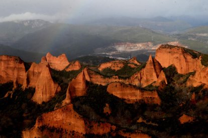 Vista general de Las Médulas desde el mirador de Orellán, en una imagen de comienzos de año. ANA F. BARREDO