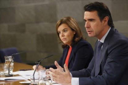 La vicepresidenta del Gobierno, Soraya Sánez de Santamaría, y el ministro de Industria, José Manuel Soria, en la rueda de prensa tras el Consejo de Ministros.