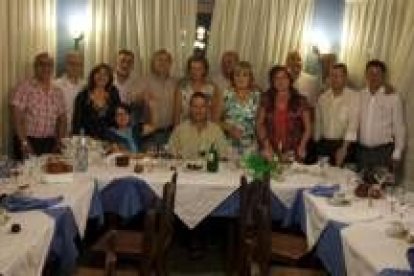 Foto de familia de los quintos de Veguellina de Órbigo del 56 reunidos este sábado