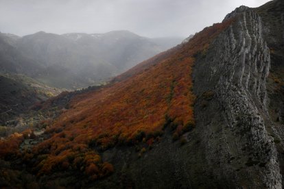 La jornada del sábado traerá nieblas matinales y lluvias débiles en la montaña. JESÚS F. SALVADORES