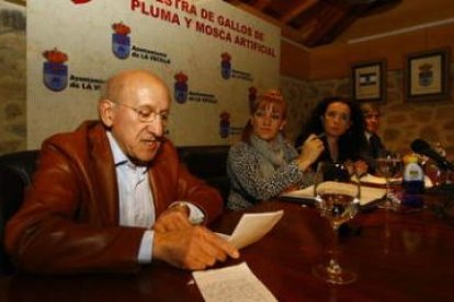 Narciso Díez, Isabel Carrasco, Manuela García y Juan José Badiola, ayer, en la presentación.