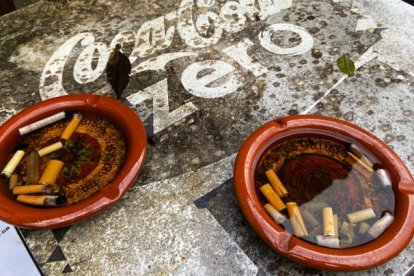 Fumar en lugares públicos empieza a ser una controversia. DL