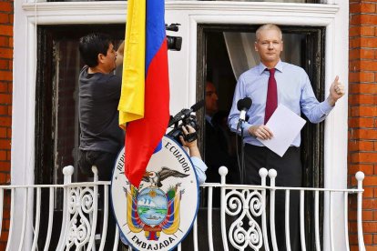 Assange se dirige a los medios desde un balcón de la embajada de Ecuador en Londres.