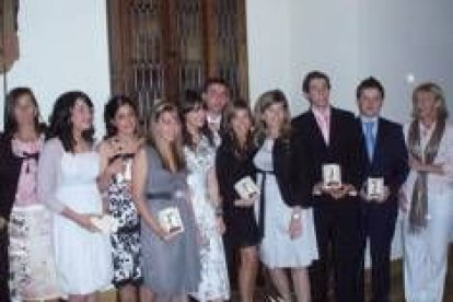 Alunmos del colegio Internacional Peñacorada posan con los premios