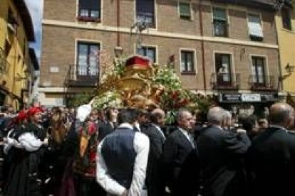 Los ochenta y cuatro cofrades de Minerva y Vera Cruz portaron al Santísimo por las calles del Húmedo