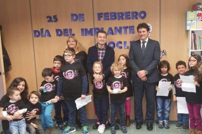 Manuel García y Carmen Oláiz, junto a niños de Asfas. DL