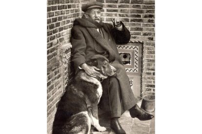 Benito Pérez Galdós con su perro en una foto que se conserva en su casa-museo