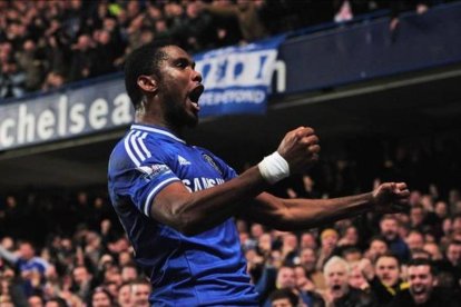 Etoo celebra con la afición de Stamford Bridge el gol que culminaba la remontada del Chelsea ante el Liverpool.