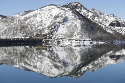 Nieve en la pantano del Porma