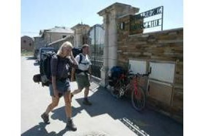 Una pareja de peregrinos, a las puertas del albergue de Ponferrada